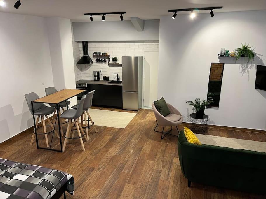 Industrial Studio / Alios 4 / Hilton Area Атина Екстериор снимка